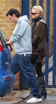 Sarah_harding_pops_out_for_food_during_a_break2C_London_12_04_08_28729.jpg