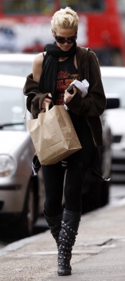 Sarah_harding_pops_out_for_food_during_a_break2C_London_12_04_08_28829.jpg