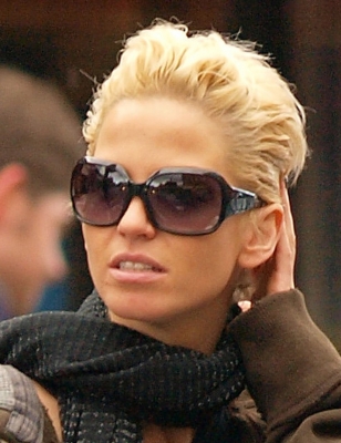 Sarah_harding_pops_out_for_food_during_a_break2C_London_12_04_08_28929.jpg