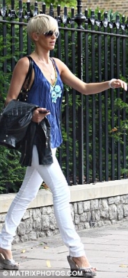 Sarah_out_in_London_27_08_08_28129.jpg