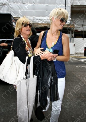 Sarah_out_in_London_27_08_08_281429.jpg