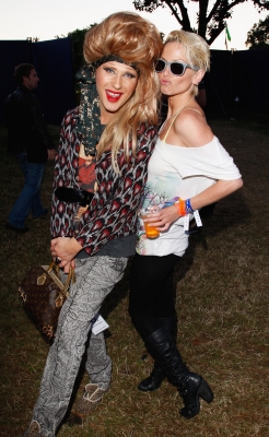 Sarah_and_Nicola_at_The_O2_Wireless_Festival2C_Hyde_Park_03_07_08_281029.jpg