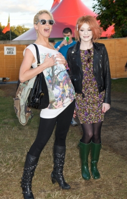 Sarah_and_Nicola_at_The_O2_Wireless_Festival2C_Hyde_Park_03_07_08_28529.jpg