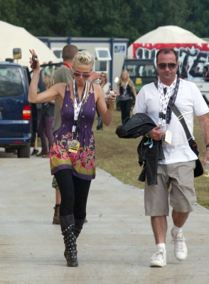Sarah_backstage_at_V_Festival2C_Hylands_Park_17_08_08_28129.jpg