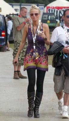 Sarah_backstage_at_V_Festival2C_Hylands_Park_17_08_08_28229.jpg