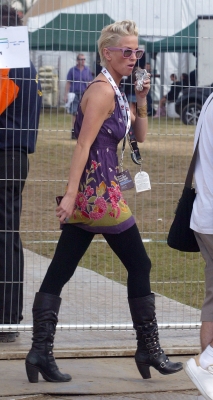 Sarah_backstage_at_V_Festival2C_Hylands_Park_17_08_08_28329.jpg