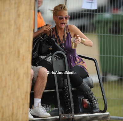 Sarah_backstage_at_V_Festival2C_Hylands_Park_17_08_08_28629.jpg