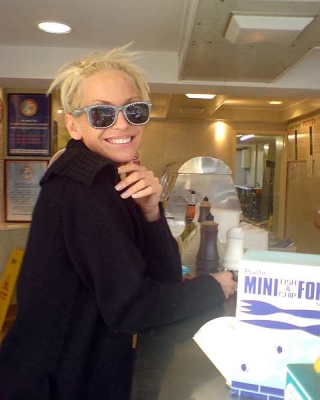 Sarah_and_Tom_at_a_Fish_and_Chip_shop2C_Buckinghamshire_13_07_08_28229.jpg