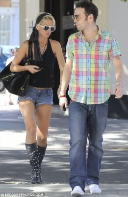Sarah_and_Tommy_out_in_London_30_06_08_28129.jpg