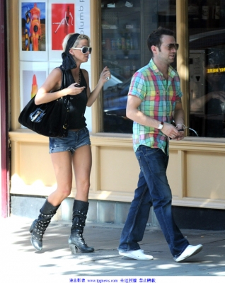 Sarah_and_Tommy_out_in_London_30_06_08_282929.jpg