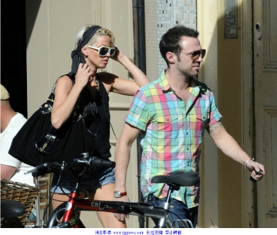 Sarah_and_Tommy_out_in_London_30_06_08_283029.jpg