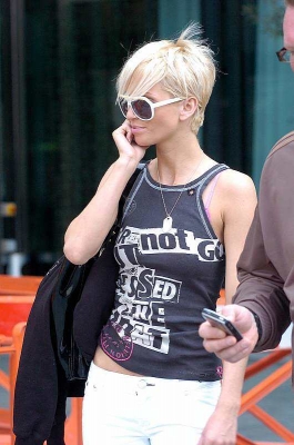Sarah___Nicola_outside_their_hotel_in_Manchester_29_05_08_281229.jpg