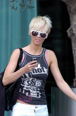 Sarah___Nicola_outside_their_hotel_in_Manchester_29_05_08_281429.jpg