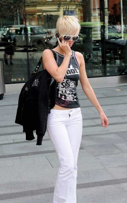 Sarah___Nicola_outside_their_hotel_in_Manchester_29_05_08_28529.jpg