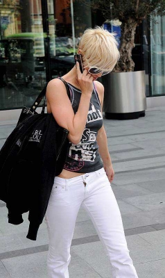 Sarah___Nicola_outside_their_hotel_in_Manchester_29_05_08_28629.jpg