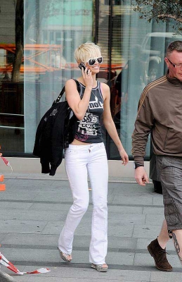 Sarah___Nicola_outside_their_hotel_in_Manchester_29_05_08_28829.jpg