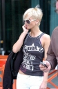 Имя файла=Sarah___Nicola_outside_their_hotel_in_Manchester_29_05_08_281229.jpg
Размер файла=52КБ
Размеры=531x800
Дата=Апр 19, 2012 Sarah___Nicola_outside_their_hotel_in_Manchester_29_05_08_281229.jpg