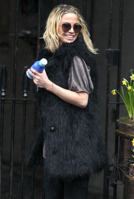 Sarah_Harding_leaving_home_19_04_12_28129.jpg