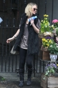 Sarah_Harding_leaving_home_19_04_12_28229.jpg