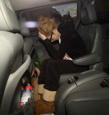 Sarah_and_Nicola_leaving_a_studio2C_London_11_04_08_28229.jpg