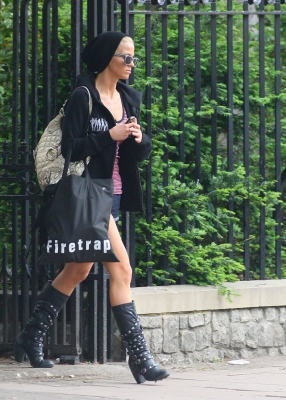 Sarah_leaving_her_house_16_05_08_28129.jpg