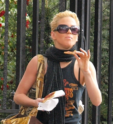 Sarah_Harding_leaving_her_home_12_04_08_28329.jpg