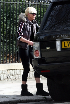Sarah_Harding_leaving_her_house_in_pain_03_04_08_28229.jpg