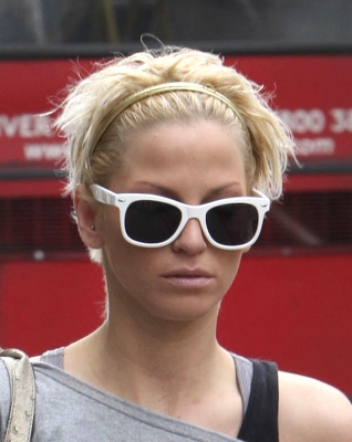 Sarah_Harding_seen_getting_coffee2C_London_07_04_08_281529.jpg