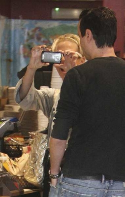 Sarah_Harding_seen_getting_coffee2C_London_07_04_08_281629.jpg