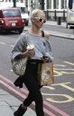 Sarah_Harding_seen_getting_coffee2C_London_07_04_08_281329.jpg