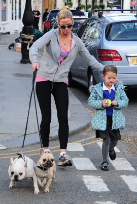 Sarah_Harding_out_in_London_26_04_12_281929.jpg