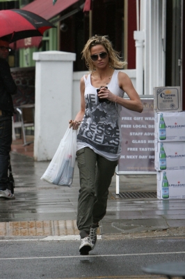 Sarah_Harding_out_in_London_27_04_12_282029.jpg