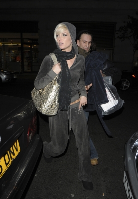 Sarah_leaving_Mayfair_hotel_19_03_08_28129.jpg