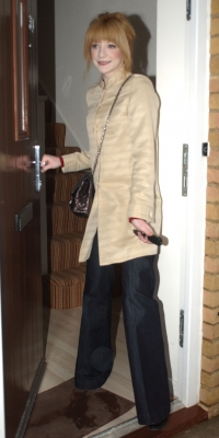 Nicola_leaving_her_home2C_London_15_01_08_28129.jpg
