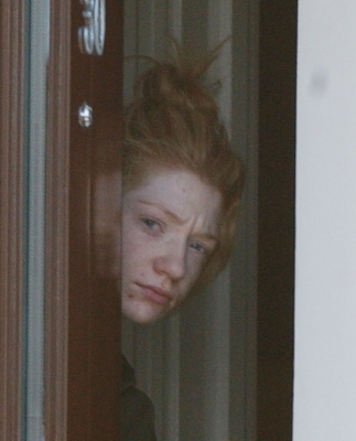 Nicola_Roberts_opens_her_front_door_with_no_makeup_16_01_08_28129.jpg