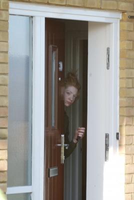 Nicola_Roberts_opens_her_front_door_with_no_makeup_16_01_08_28229.jpg