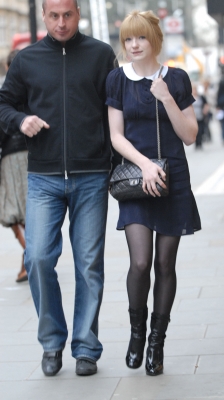 Nicola_Roberts_shopping_and_at_a_restaurant2C_London_28_02_08_283129.jpg