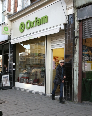 Sarah_and_Tom_unloading_boxes_to_Charity_Shops_06_02_08_28529.jpg