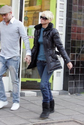 Sarah_and_Tom_unloading_boxes_to_Charity_Shops_06_02_08_28729.jpg