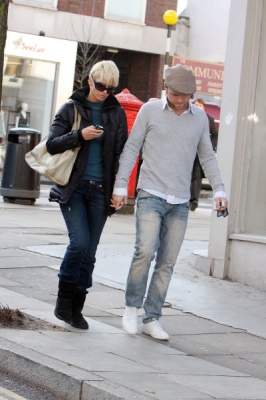 Sarah_and_Tom_walking_through_London_after_lunch_06_02_08_281229.jpg