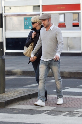 Sarah_and_Tom_walking_through_London_after_lunch_06_02_08_28129.jpg