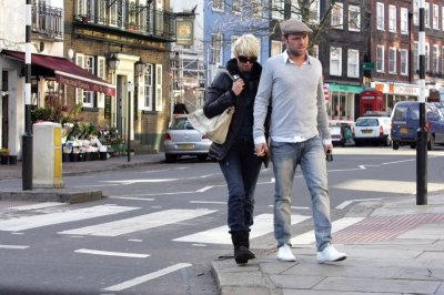 Sarah_and_Tom_walking_through_London_after_lunch_06_02_08_281329.jpg