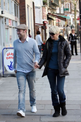 Sarah_and_Tom_walking_through_London_after_lunch_06_02_08_28329.jpg