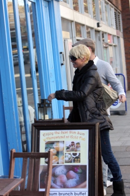 Sarah_and_Tom_walking_through_London_after_lunch_06_02_08_28429.jpg