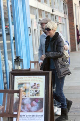 Sarah_and_Tom_walking_through_London_after_lunch_06_02_08_28829.jpg