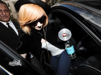 Nicola_Roberts_leaving_the_Mayfair_hotel2C_London_10_09_09_281029.jpg