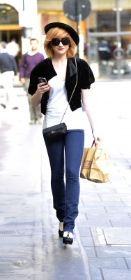 Nicola_Roberts_leaving_the_Mayfair_hotel2C_London_10_09_09_281729.jpg
