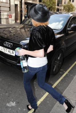 Nicola_Roberts_leaving_the_Mayfair_hotel2C_London_10_09_09_28829.jpg