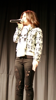 Cheryl_at_Harton_College_during_Joe_s_visit_home_for_2009_X-Factor_finals_07_12_09_281329.jpg