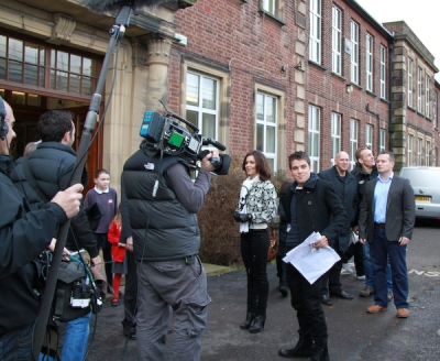 Cheryl_at_Harton_College_during_Joe_s_visit_home_for_2009_X-Factor_finals_07_12_09_28929.jpg